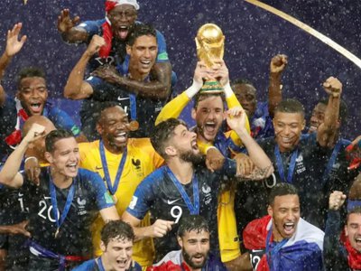 Dünya çempionatında qazandığı qızıl medalı hərracda satdı - FOTO