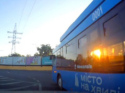 Как троллейбусы подрезают автомобили в Николаеве (видео)