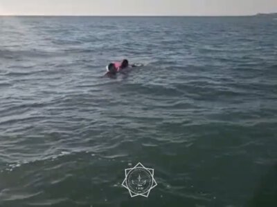  Молодую пару на надувном круге унесло в Каспийское море 