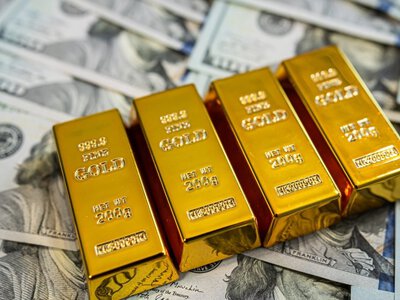 Золото дорожает на фоне обвала цен на нефть: как заявления Трампа по Ирану повлияли на рынок