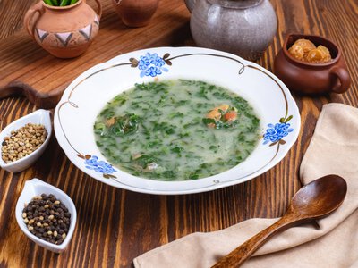 Не кусается, а смакует! Идеальный рецепт супа из молодой крапивы