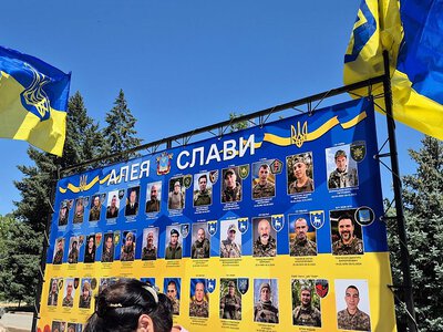 На Аллее Славы в Николаеве открыли новый баннер в память о погибших воинах