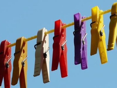 Об этом мало кто знает: почему на прищепках два отверстия и как ими правильно пользоваться