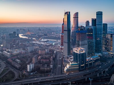 В Москва-Сити звучат сирены: в высотке отключили лифты и начали эвакуацию (видео)