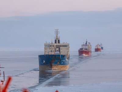 Прячут от дронов: РФ собрала в Арктике флотилию танкеров, которые будут прорываться через льды