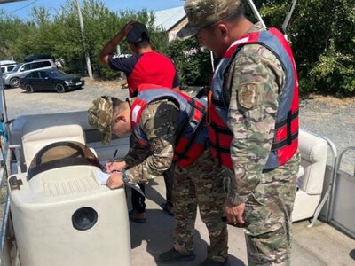  Владельца лодки на Алаколе оштрафовали по пяти статьям после опасной перевозки пассажиров 