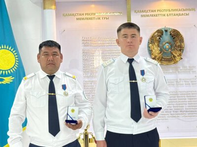  Полицейских из Уральска наградили за задержание вооруженного подозреваемого 
