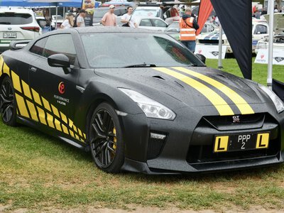 Хтось підняв Nissan GT-R, прикрутив запаску на дах — і назвав це «позашляховиком»