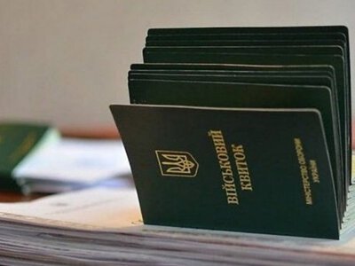 Мужчины за границей будут получать консульские услуги по-новому