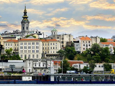 У страны нет выхода к морю, но туристов становится все больше: почему Сербия так привлекает путешественников