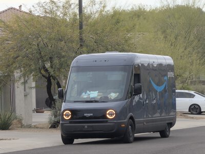 Amazon за пів року додала 10 000 електрофургонів Rivian до свого автопарку