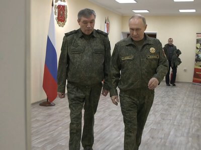 Боится собственной тени: Путин не выходит из Кремля без вертолета и запаса продуктов, — СМИ
