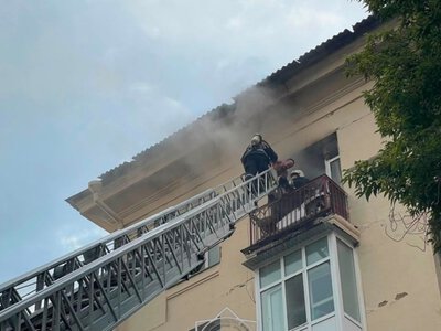  В Павлодаре пожарные спасли мужчину с балкона горящей квартиры 