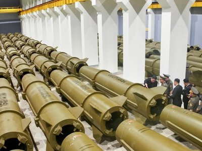 КНДР засыпала землей новое здание на заводе, где производят ракеты для РФ: что показали спутники