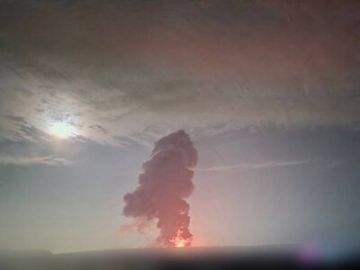 Киев и область охватили пожары после атаки РФ: горят жилые дома и склады, много раненых (видео)