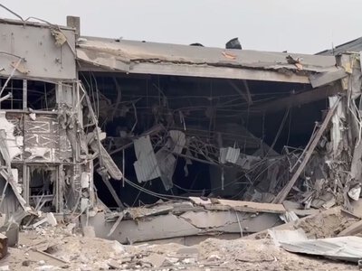 Огромная дыра в стене: вражеский удар повредил отделение Новой почты в одном из районов Киева