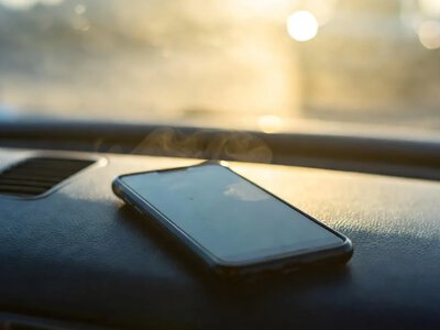 Телефон перегревается в машине: как защитить смартфон в жару и продлить жизнь аккумулятора