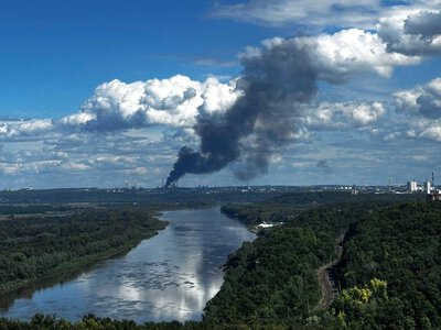 Все черно: в российской Уфе дроны атаковали местный НПЗ (видео)
