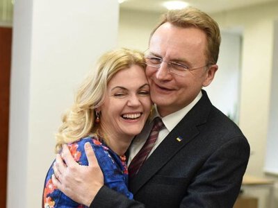 Андрей Садовый поздравил супругу с 25-летием брака и опубликовал редкое совместное фото