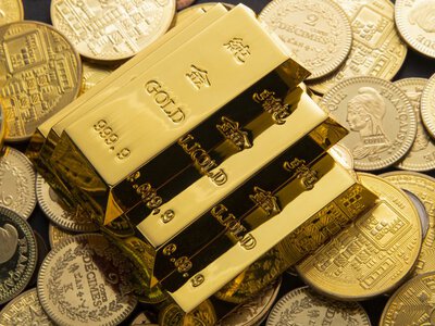 Золото дорожает третий день подряд из-за падения курса доллара и снижения цен на нефть