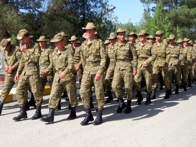 Туркменских военных отправляют на хлопковые поля. Они вынуждены пить из открытых каналов, что приводит к вспышкам диареи