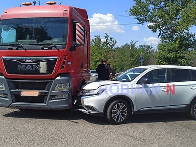 В Николаеве Mitsubishi попал в «мертвую зону» фуры MAN: произошло ДТП