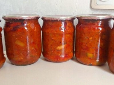 Закуска, которую съедают первой: рецепт салата с кабачками и рыбными консервами на зиму