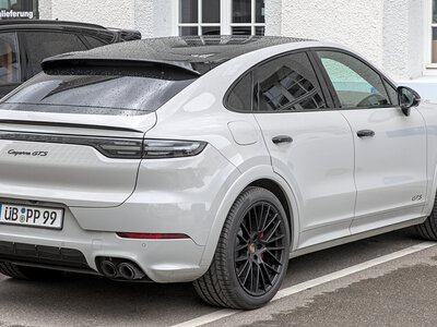 Електричний Porsche вагою майже три тонни принижує суперкари на прискоренні