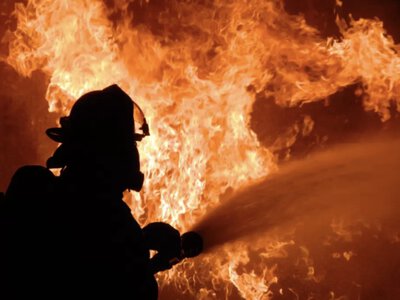  Спасатели эвакуировали 14 человек из-за пожара в донерной в Актобе 