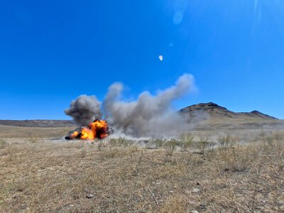 Военнослужащие инженерно-саперной бригады осваивают практические навыки подрывного дела