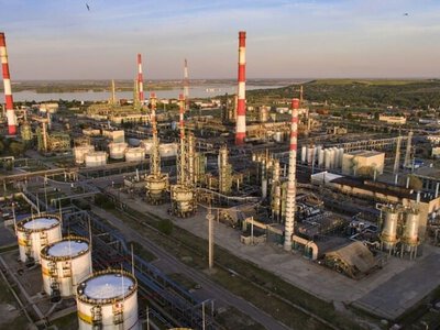 Будет простаивать неделями: дальнобойные санкции остановили еще один большой НПЗ России