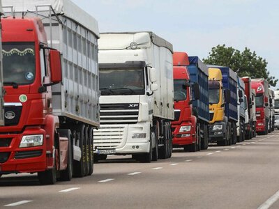 Водителям грузовиков приходится ждать пересечения границы более шести суток: где ситуация самая плохая