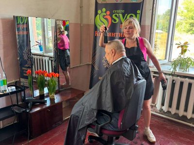 В центре поддержки ВПЛ «SVOIпоруч Константиновка» в Александрии прошел день бесплатных парикмахерских услуг