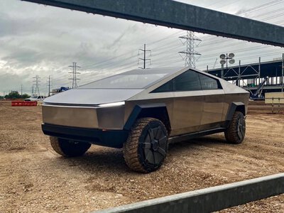 Астронавтов NASA будет спасать автомобиль Tesla Cybertruck в случае чрезвычайной ситуации