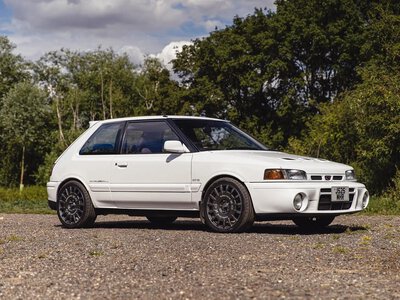 Одна из 200: на торги выставлена малоизвестная спортивная Mazda 90-х с полным приводом (фото)