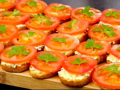 Вкуснее и дешевле пиццы: горячие бутерброды с сыром и помидорами за считанные минуты