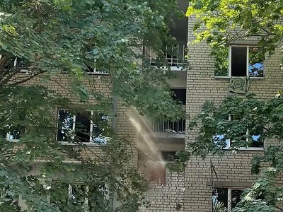 Конфликт в Николаеве: строители во время ремонта общежития выбрасывают бетон и кирпичи из окон (видео)
