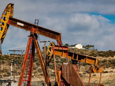 Нефть продолжает дорожать из-за неопределенности вокруг Ормузского пролива