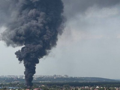 После взрывов в Брянске разразился масштабный пожар: вероятно, горят склады