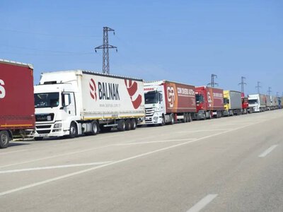 На кордоні черги вантажівок різко зросли: на виїзд очікують 7342 автомобілі
