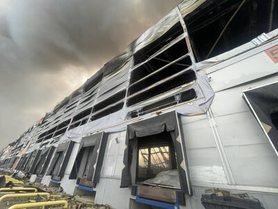За одну ночь потеряли все: РФ уничтожила крупнейший склад средств защиты Delta Plus в Украине (фото)