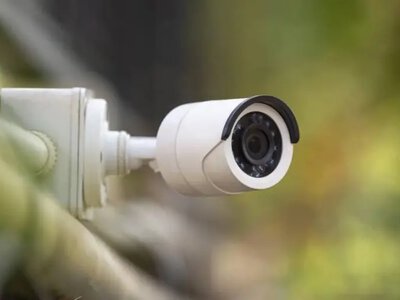 Видеонаблюдение в подъезде и во дворе: когда можно устанавливать камеры без согласия соседей