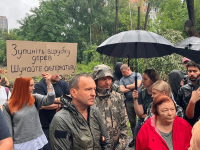 В Киеве на Теремках приостановят вырубку деревьев до 11 августа