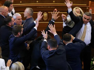 Депутатка в Косове бросила яйца в премьер-министра на фоне политического кризиса