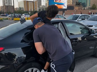  В Атырау прохожие приняли задержание подозреваемого в краже за попытку похищения 