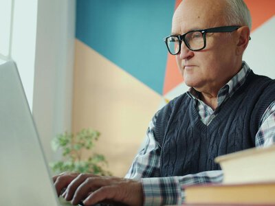 Это можно сделать удаленно: как изменить способ выплаты пенсий