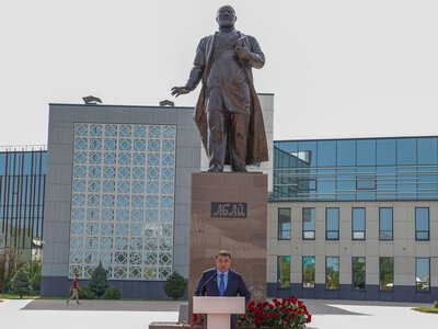 В ТУРКЕСТАНЕ ПОЧТИЛИ НАСЛЕДИЕ АБАЯ И ПОДАРИЛИ МОЛОДЕЖИ РОМАН «ПУТЬ АБАЯ»