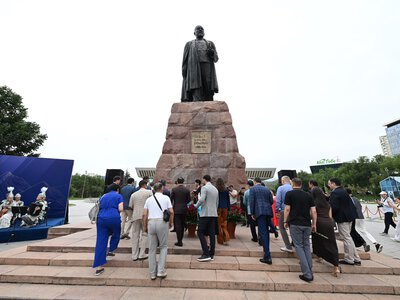В Алматы прошла церемония возложения цветов к памятнику Абаю