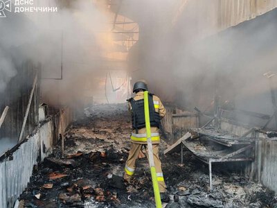 В Славянске и Краматорске спасатели ликвидировали последствия российских обстрелов: горели дома, павильоны и ангар