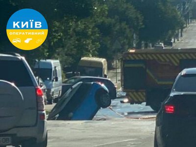 В Киеве авто провалилось под землю прямо во время движения (фото, видео)